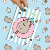 Cargar imagen en el visor de la galería, AGENDA DIARIA PUSHEEN® 2026 - CON STICKERS