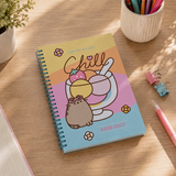 Cargar imagen en el visor de la galería, Agenda Escolar Pusheen 2026-2027 de 17 x 22 cm – Chill y Flores