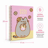Cargar imagen en el visor de la galería, Agenda Escolar Pusheen 2026-2027 de 17 x 22 cm – Chill y Flores