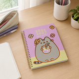 Cargar imagen en el visor de la galería, Agenda Escolar Pusheen 2026-2027 de 17 x 22 cm – Chill y Flores